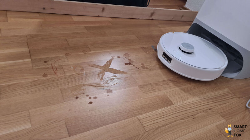 Der Roborock QRevo Curv entfernt eingetrocknetes Ketchup vom Parkett